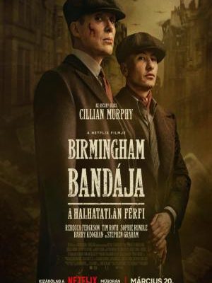 Cillian Murphy mint Tommy Shelby és Barry Keoghan mint fia, Duke, vérrel szennyezett arcokkal, lapos sapkában, a háttérben bombázott birminghami utcák és sötét égbolt a Peaky Blinders: A halhatatlan férfi című Netflix-film magyar plakátján.