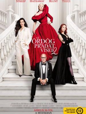 Filmplakát Az ördög Pradát visel 2. részéhez. A képen Meryl Streep egy hatalmas vörös estélyiben áll egy fehérmárvány lépcsőn, mellette Anne Hathaway fehér kosztümben, Emily Blunt fekete ruhában, elöl pedig Stanley Tucci ül szmokingban.