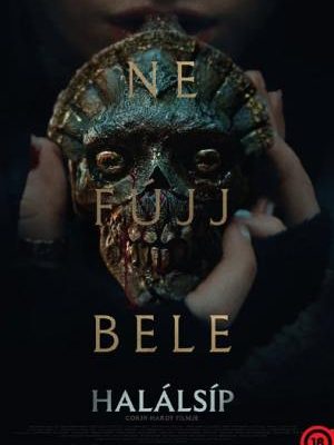Sötét hangulatú horrorfilm-plakát a Halálsíp című filmhez. Két kéz egy koponya alakú, faragott, ősi azték sípot tart valaki szája elé, miközben a koponyából vér folyik.