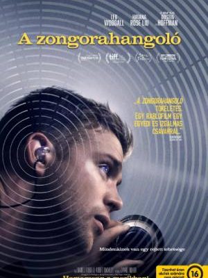 Filmplakát A zongorahangoló című thrillerhez. A képen Leo Woodall arca látható közelről profilból, miközben fülhallgatóval a fülében egy széf tárcsás zárját készül elforgatni. Az egész jelenetet koncentrikus körökből álló hanghullámok borítják.