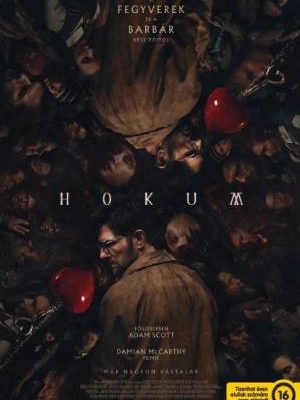 Baljós, sötét tónusú filmplakát a Hokum című horrorfilmehez. A képen Adam Scott látható kabátban és szemüvegben, háttal a nézőnek, miközben felette és körülötte elmosódott, nyomasztó emberi arcok és alakok tömege kavarog.