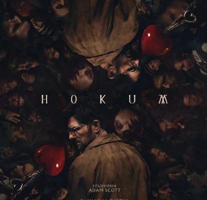 Baljós, sötét tónusú filmplakát a Hokum című horrorfilmehez. A képen Adam Scott látható kabátban és szemüvegben, háttal a nézőnek, miközben felette és körülötte elmosódott, nyomasztó emberi arcok és alakok tömege kavarog.