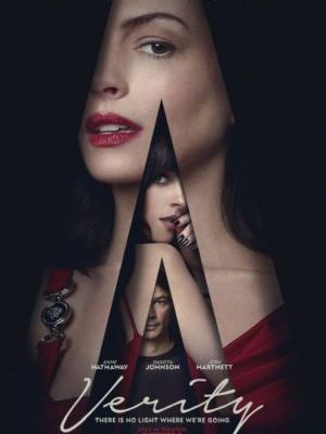 Stílusos és rejtélyes filmplakát a Verity című pszichológiai thrillerhez. A sötét háttér előtt egy nagy, stilizált „V” betű formájú kivágás látható, amelyben egymás alatt felbukkan Anne Hathaway (piros rúzsos, éles tekintetű arca), Dakota Johnson és Josh Hartnett portréja.